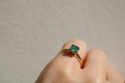 Art Deco Vintage Ring 14k Solid Gold with Colombian Emerald set in Platinum Prongs